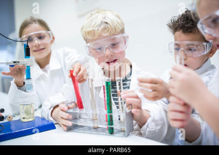 Schüler in Wissenschaft Kategorie experimentieren mit Flüssigkeiten in Reagenzgläser Stockfoto