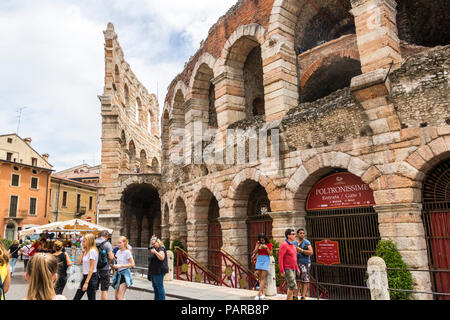 Die Arena von Verona, das römische Amphitheater, die Piazza Bra in Verona, Italien, Europa Touristen Amphitheater in Verona, Amphitheater von Verona Stockfoto