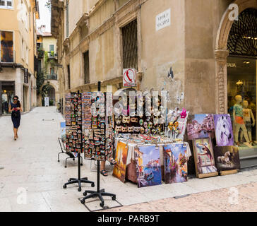 Kunst auf einer Straße in Verona Italien ausgeht, Marktstand, masquerade Karneval Masken, italiian Straße ausgeht, Verkäufer, Ölgemälde, Kunstwerke zum Verkauf Stockfoto