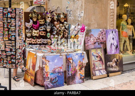 Kunst auf einer Straße in Verona Italien ausgeht, Marktstand, masquerade Karneval Masken, italiian Straße ausgeht, Verkäufer, Ölgemälde, Kunstwerke zum Verkauf Stockfoto