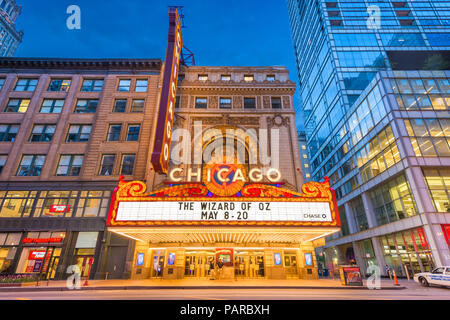 CHICAGO, Illinois - 10. MAI 2018: Das Wahrzeichen von Chicago Theater an der State Street in der Dämmerung. Die historische Theater stammt aus dem Jahre 1921. Stockfoto