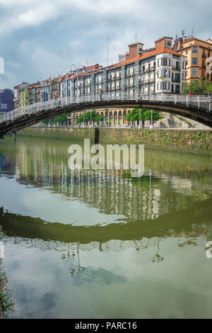 Bilbao River Bridge, Blick auf die Puente de la Ribera spanning der Ria de Bilbao (Rio Nervion) im Zentrum von Bilbao, Nordspanien. Stockfoto