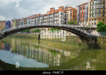 Bilbao River Bridge, Blick auf die Puente de la Ribera spanning der Ria de Bilbao (Rio Nervion) im Zentrum von Bilbao, Nordspanien. Stockfoto