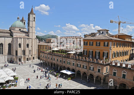 ASCOLI PICENO, ITALIEN - Juni 02, 2014: Die gotische Kirche San Francesco (1258 begonnen). Die Kuppel wurde in 1549 abgeschlossen. In der Seite Portal ist Stockfoto