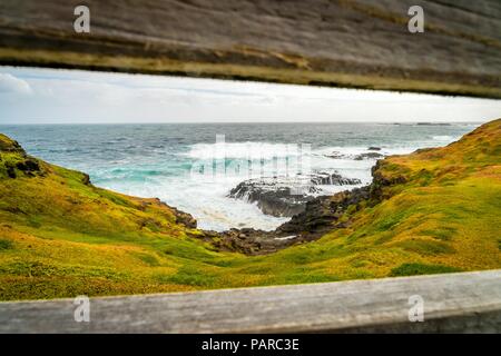 Blick auf das Meer über einen Zaun an den Nobbies in Australien Stockfoto