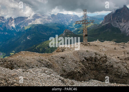 Felsige Landschaft mit einem Kreuz auf dem Gipfel des Sass Pordoi. Dolomiten. Italien Stockfoto