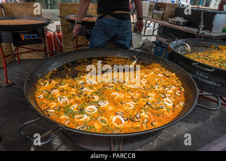 Eine große Pfanne mit Paella kochen in einer Pfanne auf einer Straße Garküche. Stockfoto