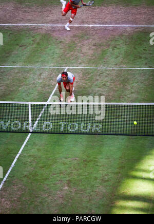 Roger Federer spielt in einem Doppel am 2013 Gerry Weber Open in Halle (Westfalen), Deutschland. Stockfoto