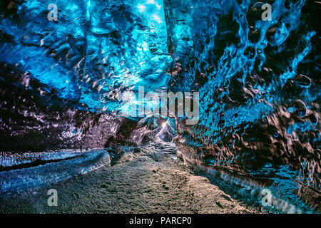 Eis Höhle im Inneren Gletscher in Island. Stockfoto