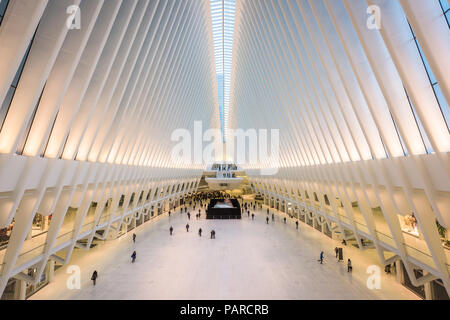 NEW YORK CITY, USA - 23. Oktober 2016: The Westfield World Trade Center Mall und Transport Center in Lower Manhattan. Stockfoto