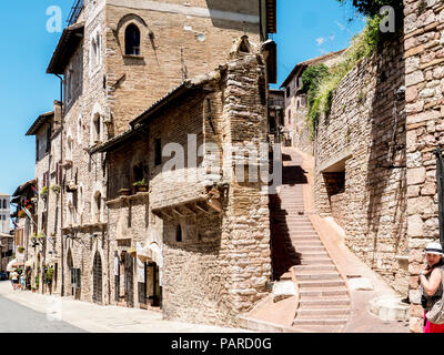 Schritte und Geschäften auf der bezaubernden mittelalterlichen Über Frate Elia in der Altstadt, Assisi, Umbrien, Italien Stockfoto