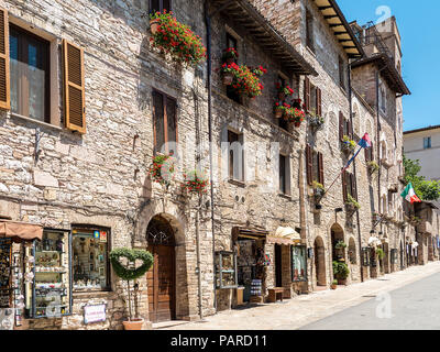 Geschäfte auf der bezaubernden mittelalterlichen Über Frate Elia in der Altstadt, Assisi, Umbrien, Italien Stockfoto