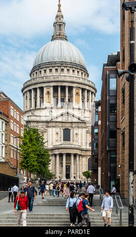 Touristen und Einheimische in Peter's Hill, mit Stufen, die in der St Paul's Cathedral (cristopher Wren, eröffnet 1711) mit seinem Wahrzeichen Dom. London. Stockfoto