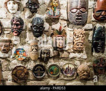 Masken hängen an der Wand. Sammlung von Masken Stockfoto