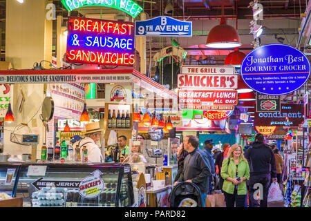 PHILADELPHIA, PENNSYLVANIA - November 18, 2016: Anbieter und Kunden in Reading Terminal Market. Der historische Markt ist eine beliebte Attraktion für culi Stockfoto