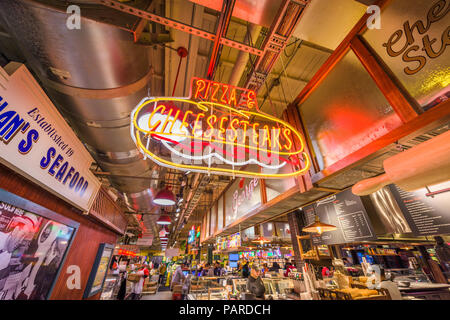 PHILADELPHIA, PENNSYLVANIA - November 18, 2016: Anbieter und Kunden in Reading Terminal Market. Der historische Markt ist eine beliebte Attraktion für culi Stockfoto