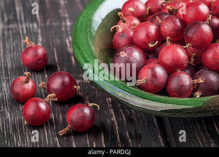 Nahaufnahme von roten Stachelbeeren in der Schüssel Stockfoto