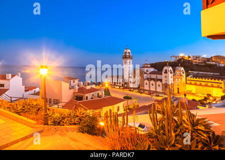 Schöner Panoramablick auf die nachts beleuchtete Stadtlandschaft von Candelaria und die berühmte und religiöse Basilika auf Teneriffa, Kanarische Insel, Spanien Stockfoto