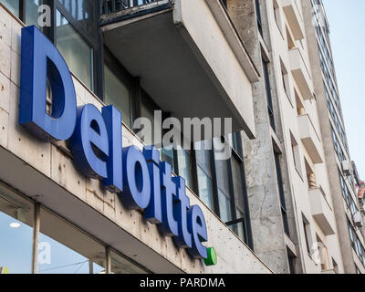 Belgrad, SERBIEN - Juli 11, 2018: das Logo von Deloitte auf Ihre wichtigsten Bürogebäude in Belgrad. Deloitte ist eine der wichtigsten Prüfungsgesellschaften in die Welt, wi Stockfoto