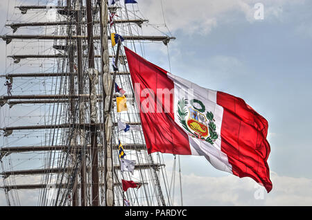 Rotterdam, Niederlande, 9. August 2017: Große Flagge von Peru auf vier Dreimaster Peruanische Marine Schiff Bap Union, festgemacht an der Wilhelminapier Stockfoto