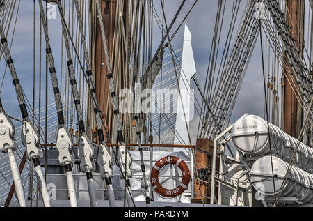 Rotterdam, Niederlande, 9. August 2017: Erasmus Brücke in Verbindung mit vier Dreimaster Peruanische Marine Schiff Bap Union, festgemacht an der Wilhelminapier Stockfoto
