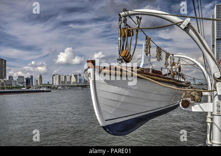 Rotterdam, Niederlande, 9. August 2017: Eines der rettungsboote von vier Dreimaster Peruanische Marine Schiff Bap Union, festgemacht an der Wilhelminapier Stockfoto