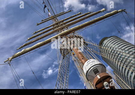 Rotterdam, Niederlande, 9. August 2017: Blick hinauf auf einen der vier Masten der Peruanische Marine Schiff Bap Union, festgemacht an der Wilhelminapier, mit Welt Por Stockfoto