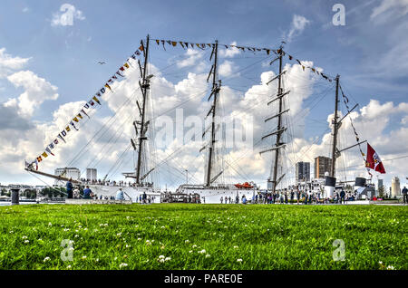 Rotterdam, Niederlande, 9. August 2017: Blick über den Rasen vor dem Hotel New York gegenüber vier Dreimaster Peruanische Marine Schiff Bap Union, günstig ein Stockfoto