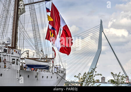 Rotterdam, Niederlande, 9. August 2017: Vier-Mast Peruanische Marine Schiff Bap Union große Fahne, festgemacht an der Wilhelminapier mit Erasmusbrücke Stockfoto
