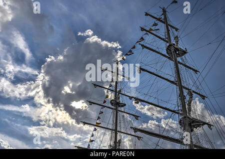 Rotterdam, Niederlande, 9. August 2017: Zwei der vier Masten der Peruanische Marine Schiff Bap Union, festgemacht an der Wilhelminapier, gegen einen Himmel mit Drama Stockfoto