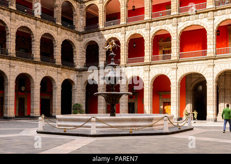 Mexiko City, MEX - 27.Oktober 2016: National Palast (Palacio Nacional), Sitz der Bundesvorstand in Mexiko Stadt Stockfoto