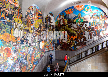 Mexiko City, MEX - 27.Oktober 2016: Diego Rivera Wandbild, National Palace (Palacio Nacional), Sitz der Bundesvorstand in Mexiko Stadt Stockfoto