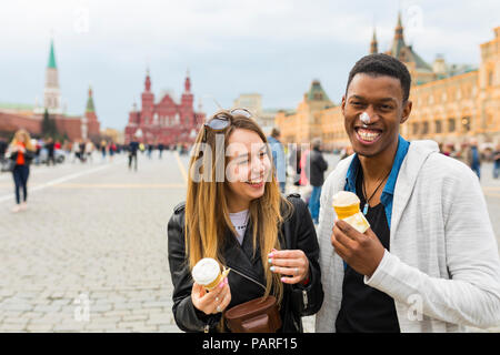 Russland, Moskau, Paar essen Eis in der Stadt Stockfoto