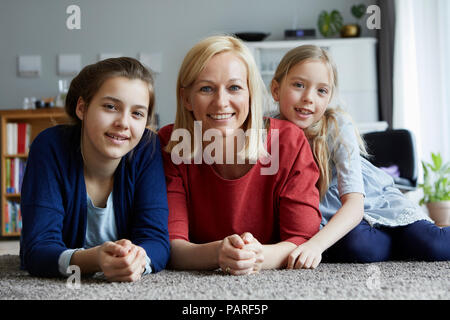 Glückliche Mutter und Töchter Spaß zu Hause in Stockfoto