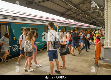 Masse der Fahrgäste in Swansea Bahnhof nach der Ankunft auf der Bahn, die sich neben der Plattform Stockfoto
