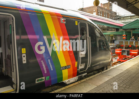 Neue Inter City Zug durch die Great Western Railway Bahnhof in Swansea, Wales betrieben. Es hat einen besonderen LGBT-Support rainbow Lackierung. Stockfoto