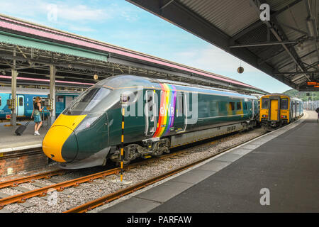 Neue Inter City Zug durch die Great Western Railway Bahnhof in Swansea, Wales betrieben. Es hat einen besonderen LGBT-Support rainbow Lackierung. Stockfoto