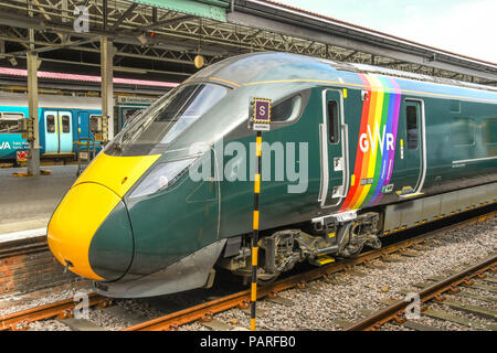 Neue Inter City Zug durch die Great Western Railway Bahnhof in Swansea, Wales betrieben. Es hat einen besonderen LGBT-Support rainbow Lackierung. Stockfoto