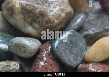 Steine im Wasser Makro selektiven Fokus Stockfoto