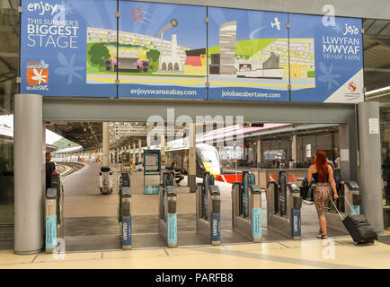 Masse der Fahrgäste in Swansea Bahnhof nach der Ankunft auf der Bahn, die sich neben der Plattform Stockfoto