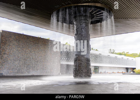 Mexiko City, MEX - 27.Oktober 2016: Wasserfall der Nationalen Anthropologischen Museum (Museo Nacional de Antropologia, MNA), dem größten und am meisten besuchten Stockfoto