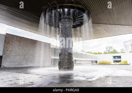 Mexiko City, MEX - 27.Oktober 2016: Wasserfall der Nationalen Anthropologischen Museum (Museo Nacional de Antropologia, MNA), dem größten und am meisten besuchten Stockfoto