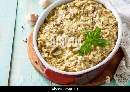 Gebackene Kartoffeln mit Pilzen und Käse auf Thanksgiving Dinner Table. Stockfoto