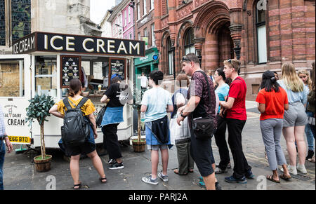 Eine lange Schlange von Menschen in Linie an ein altmodisches Eis stehen während einer Hitzewelle und heiße Wetter in York, Großbritannien Stockfoto