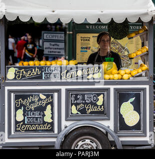 Eine Limonade Stand verkaufen frisch gepresste Limonade an die Kunden während der heißen UK Wetter. Stockfoto