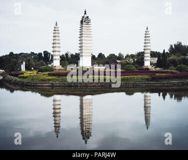 Drei Dali style Pagoden des Bai Minderheiten in Yunnan nationalitäten Dorf in Kunming, China Stockfoto