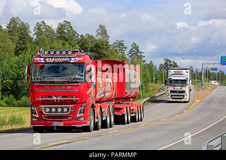 Volvo FH truck Red Devil von tjj Kuljetus Oy für Kies Haul auf der Straße im Sommer mit einem anderen Volvo Transporter. Kaarina, Finnland - 29. Juni 2018. Stockfoto