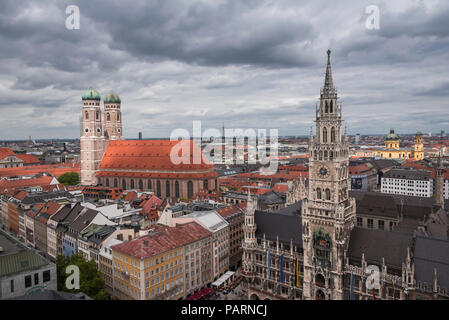 Blick von der Kirche St. Peter der Marienplatz, das Rathaus und die Kirche der Muttergottes, München, Oberbayern, Deutschland Stockfoto