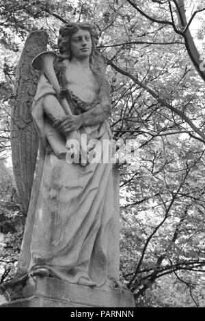 Eine alte steinerne Statue von Gabriel auf einem verlassenen Friedhof in Wien Stockfoto