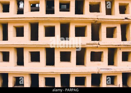 Die Betonwand wird in Form von Quadraten. Stockfoto